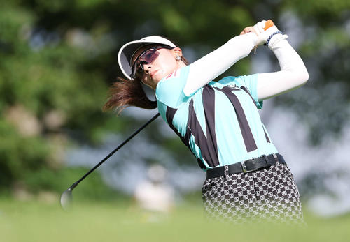 2番、ティーショットを放つ藤田かれん（撮影・宮地輝）