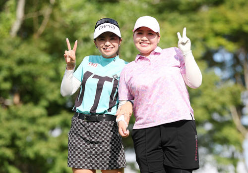 2番、笑顔でピースする藤田かれん（左）と小林光希（撮影・宮地輝）