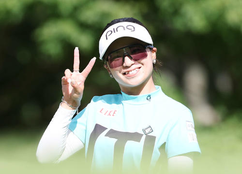 2番、笑顔でピースする藤田かれん（撮影・宮地輝）