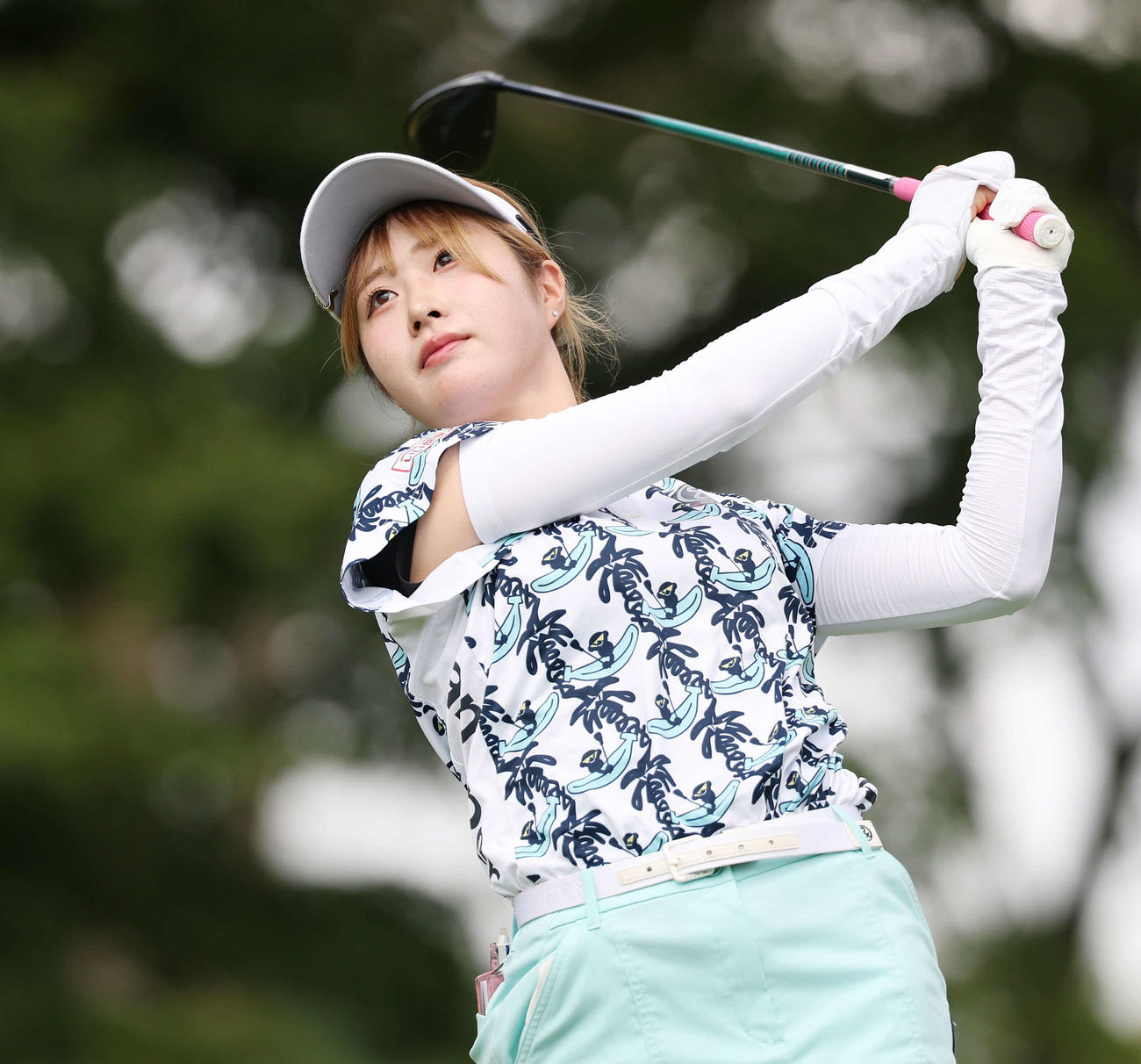 2番、ティーショットを放つ都玲華（撮影・宮地輝）
