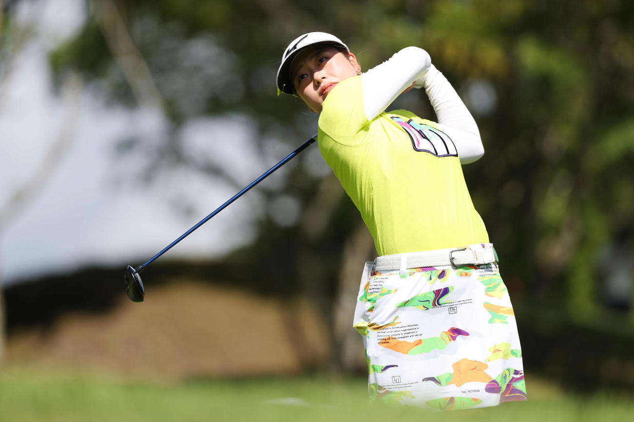 2番、ティーショットを放つ仲村果乃（撮影・宮地輝）