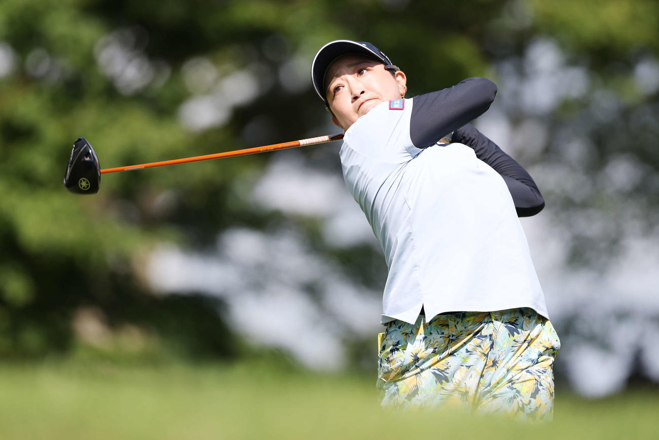 2番、ティーショットを放つ高木優奈（撮影・宮地輝）