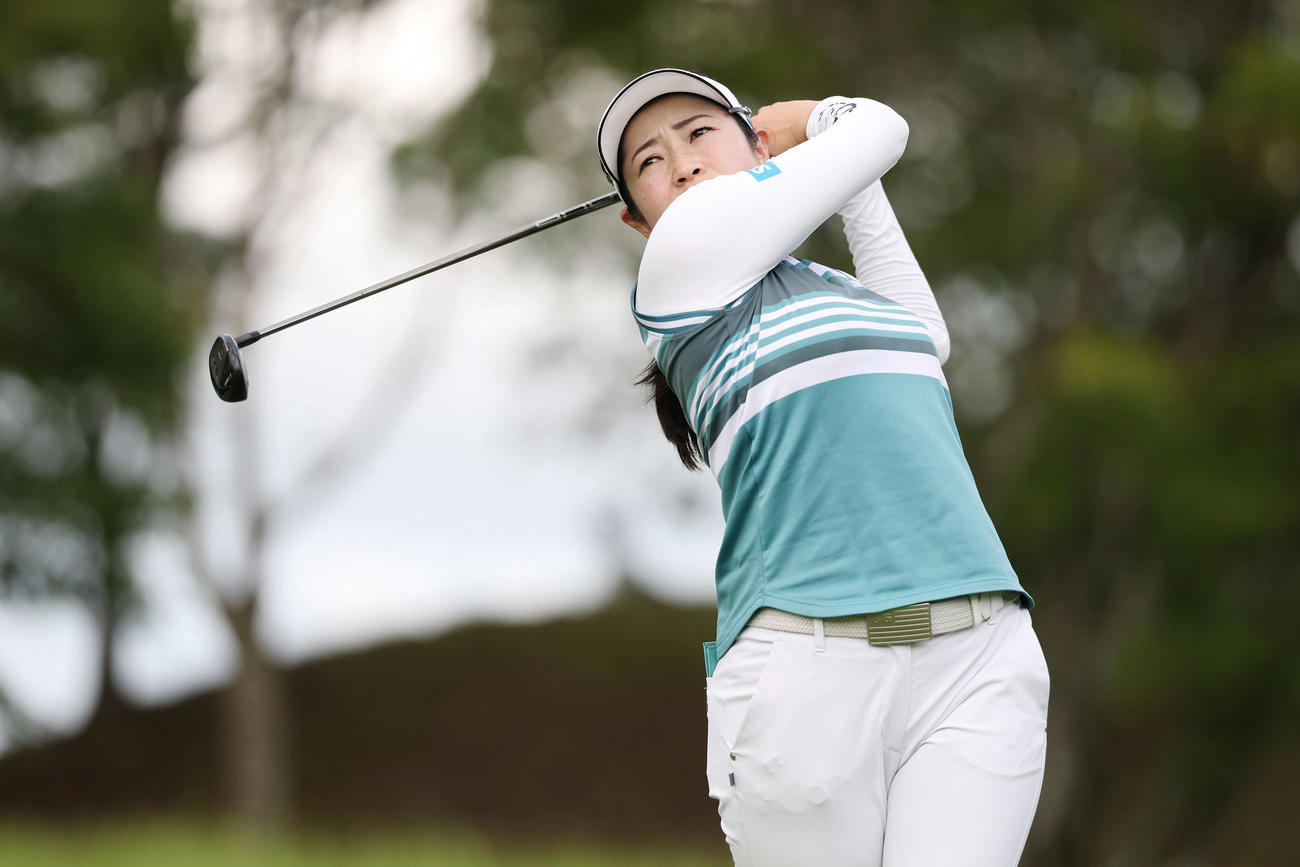 2番、ティーショットを放つ仲宗根澄香（撮影・宮地輝）