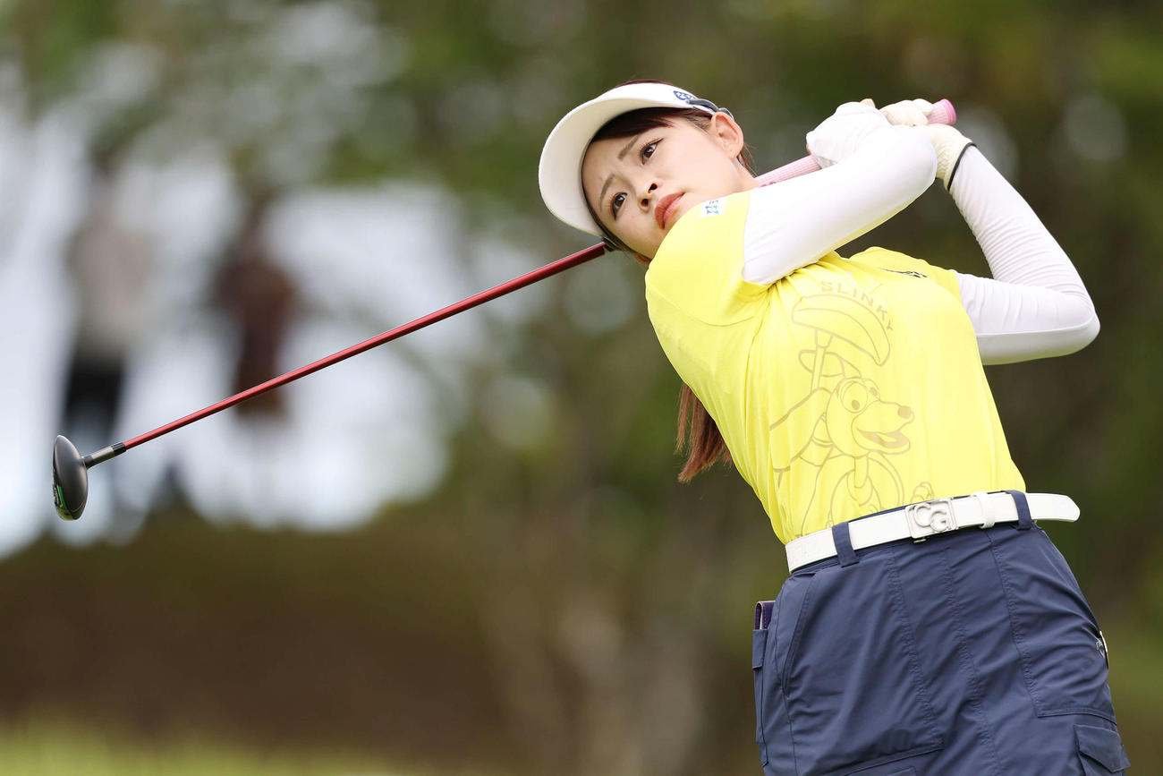 2番、ティーショットを放つ政田夢乃（撮影・宮地輝）