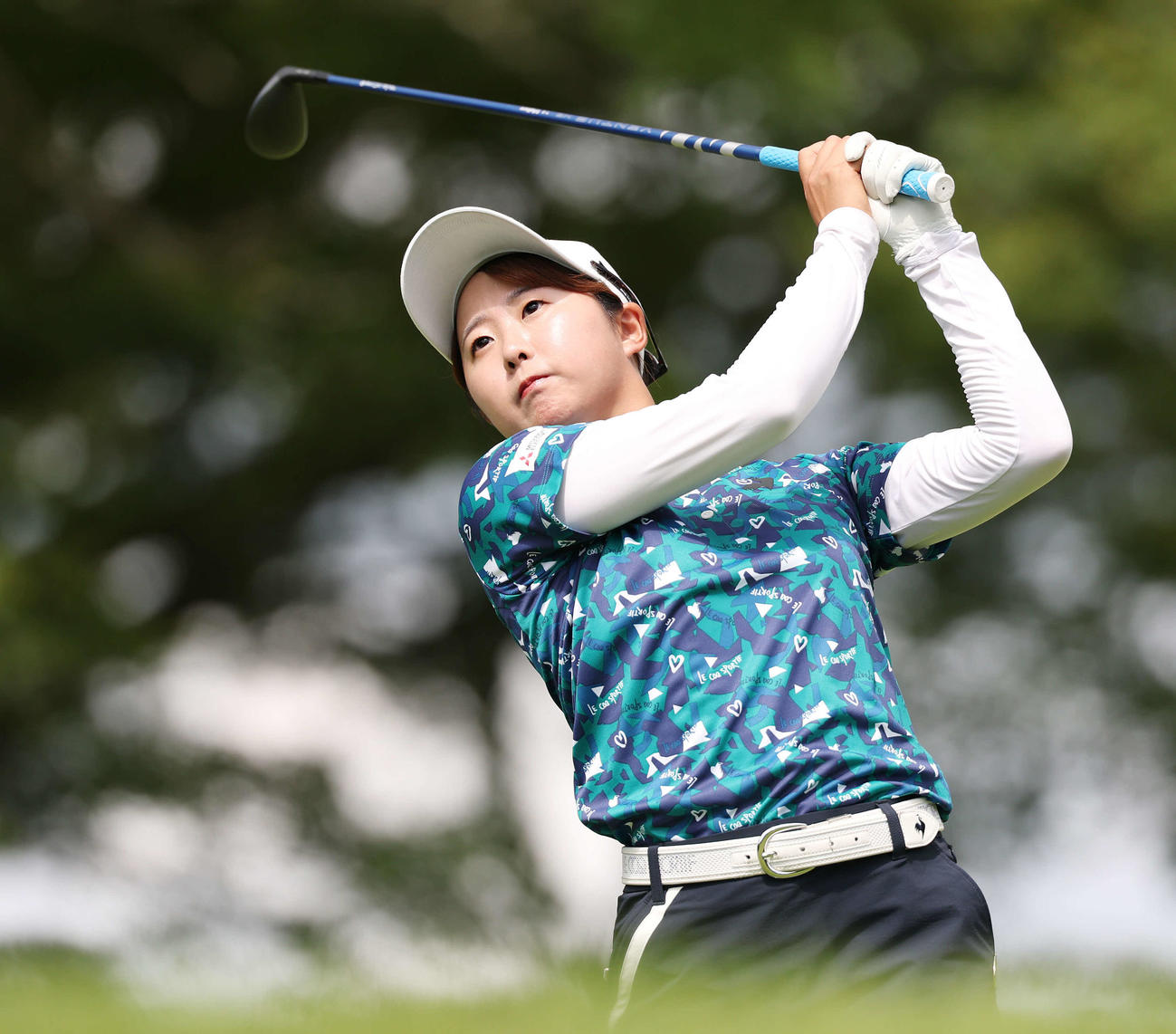 2番、ティーショットを放つ稲垣那奈子（撮影・宮地輝）