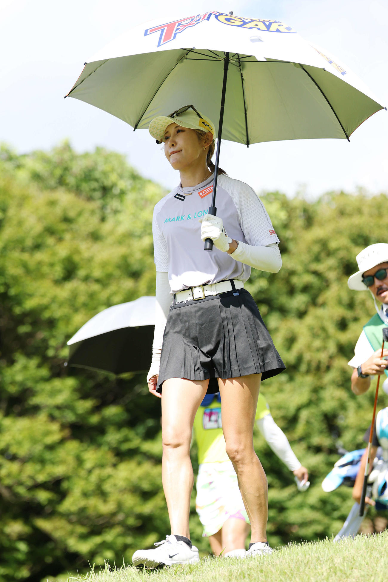 2番、ティーショットを放ち移動する金田久美子（撮影・宮地輝）