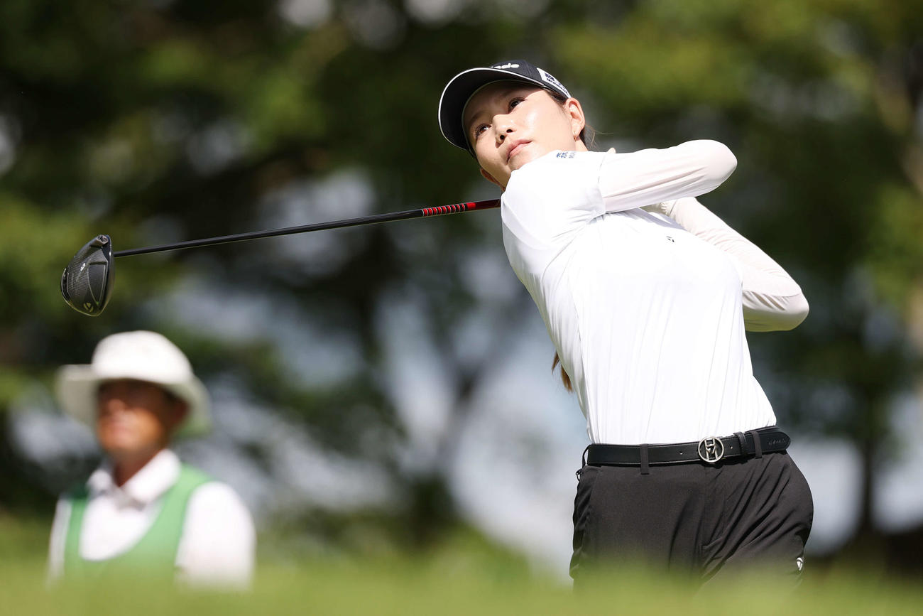 2番、ティーショットを放つ山路晶（撮影・宮地輝）