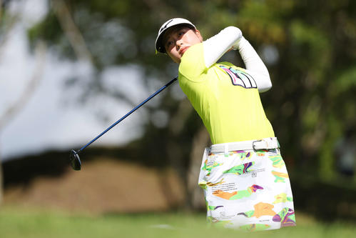 2番、ティーショットを放つ仲村果乃（撮影・宮地輝）