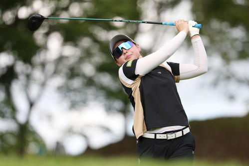 2番、ティーショットを放つ中沢瑠来（撮影・宮地輝）