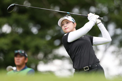 2番、ティーショットを放つ柏原明日架（撮影・宮地輝）