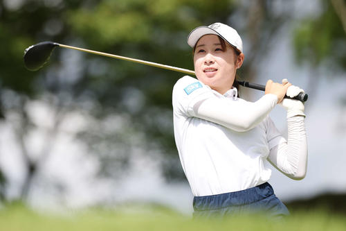 2番、ティーショットを放つ荒木優奈（撮影・宮地輝）