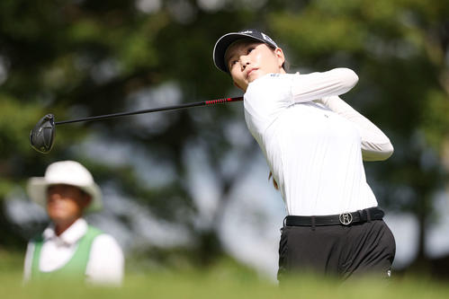 2番、ティーショットを放つ山路晶（撮影・宮地輝）