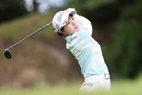 2番、ティーショットを放つ尾関彩美悠（撮影・宮地輝）