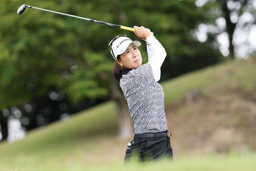 2番、ティーショットを放つ木戸愛（撮影・宮地輝）