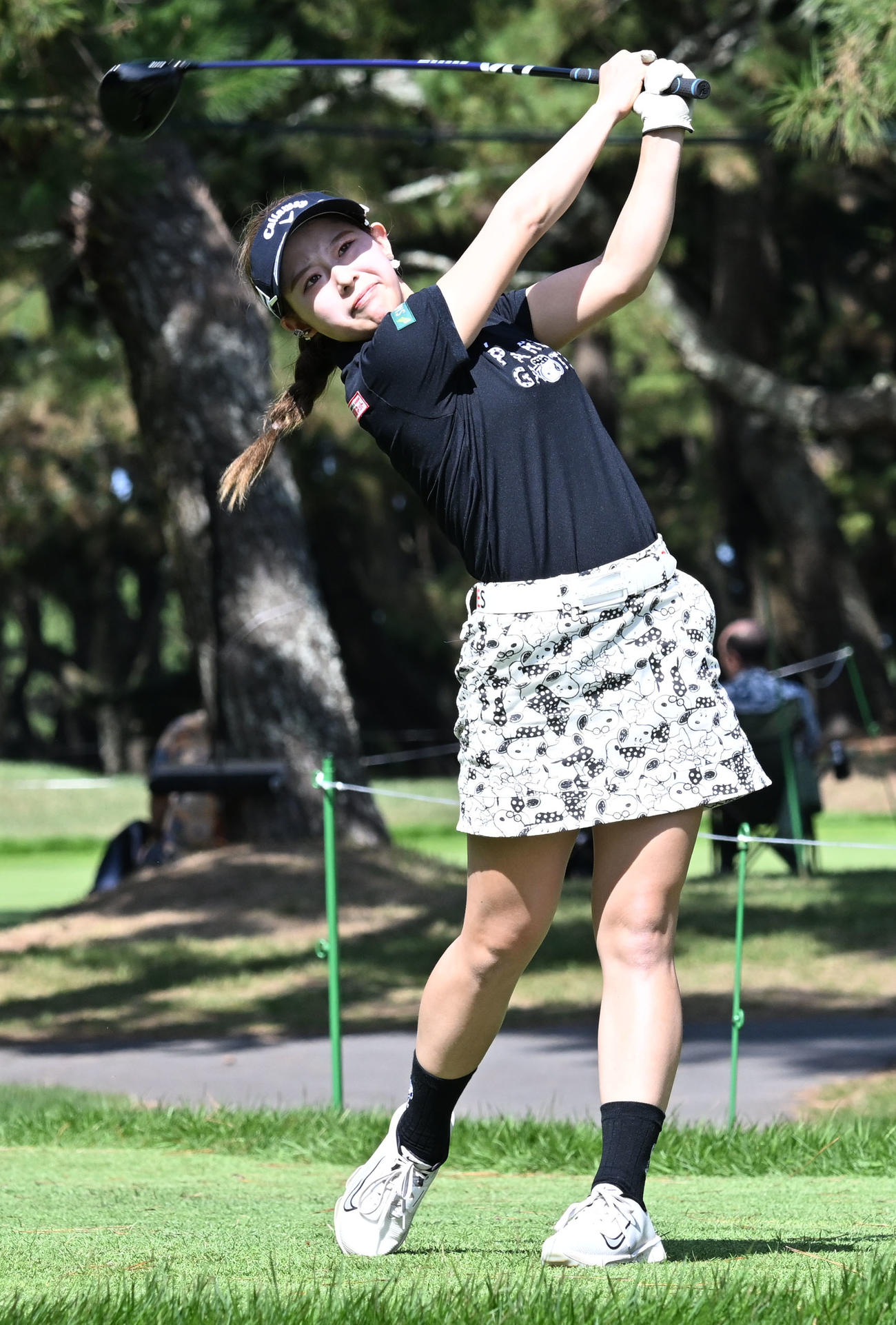 ソニー日本女子プロゴルフ選手権大会第1日、9番でティーショットを放つ吉田鈴（撮影・千葉一成）
