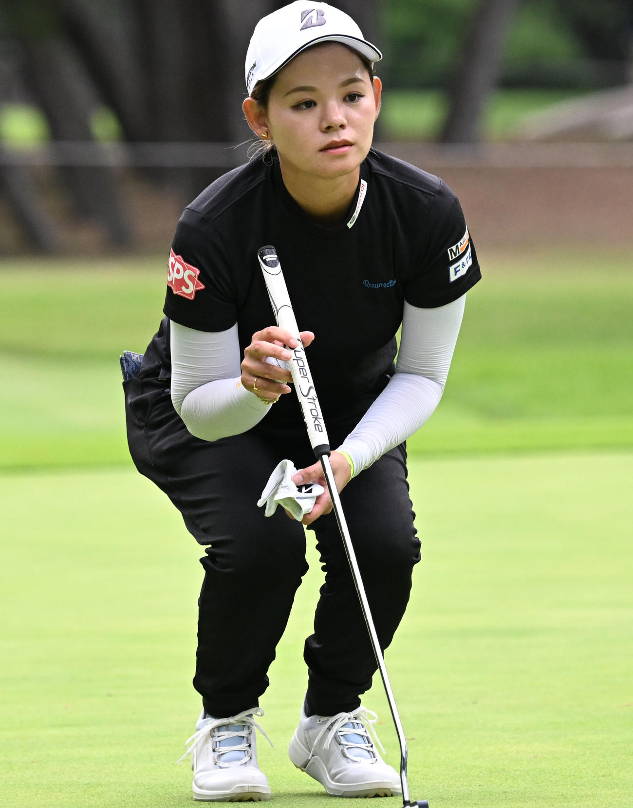 ソニー日本女子プロゴルフ選手権大会第1日、8番でグリーンを読む森井あやめ（撮影・千葉一成）