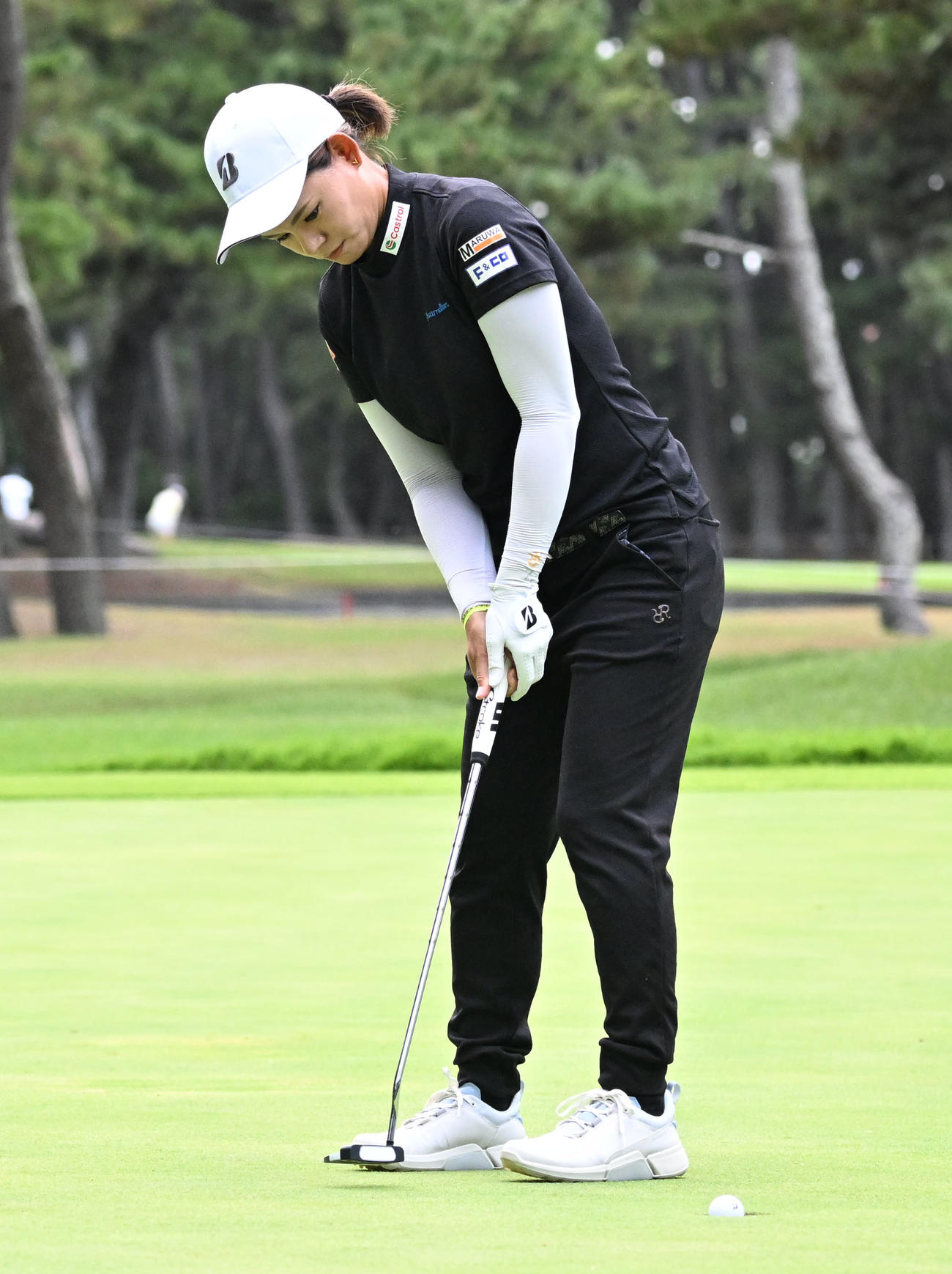 ソニー日本女子プロゴルフ選手権大会第1日、8番でバーディーパッドを沈める森井あやめ（撮影・千葉一成）