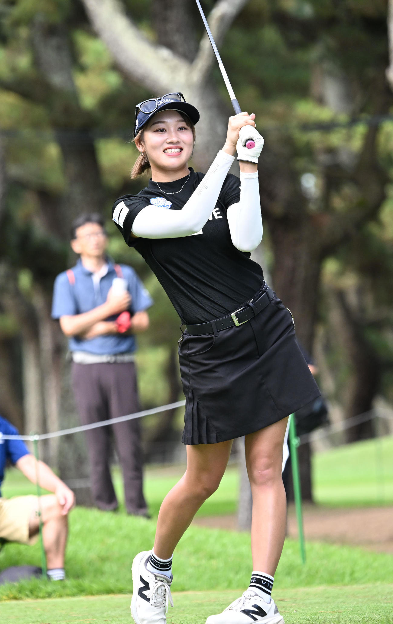 ソニー日本女子プロゴルフ選手権大会第1日、9番でティーショットを放つ手束雅（撮影・千葉一成）