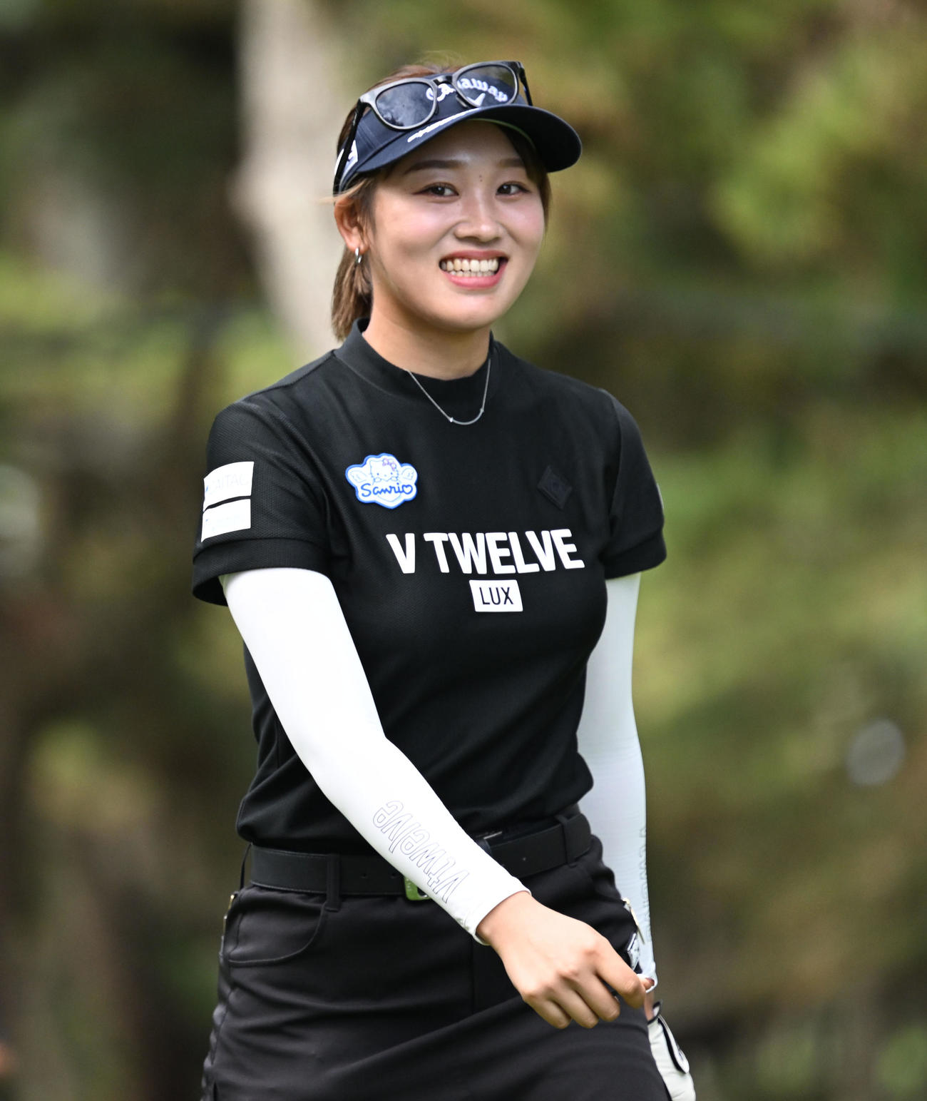 ソニー日本女子プロゴルフ選手権大会第1日、9番でティーショットを放ち移動する手束雅（撮影・千葉一成）