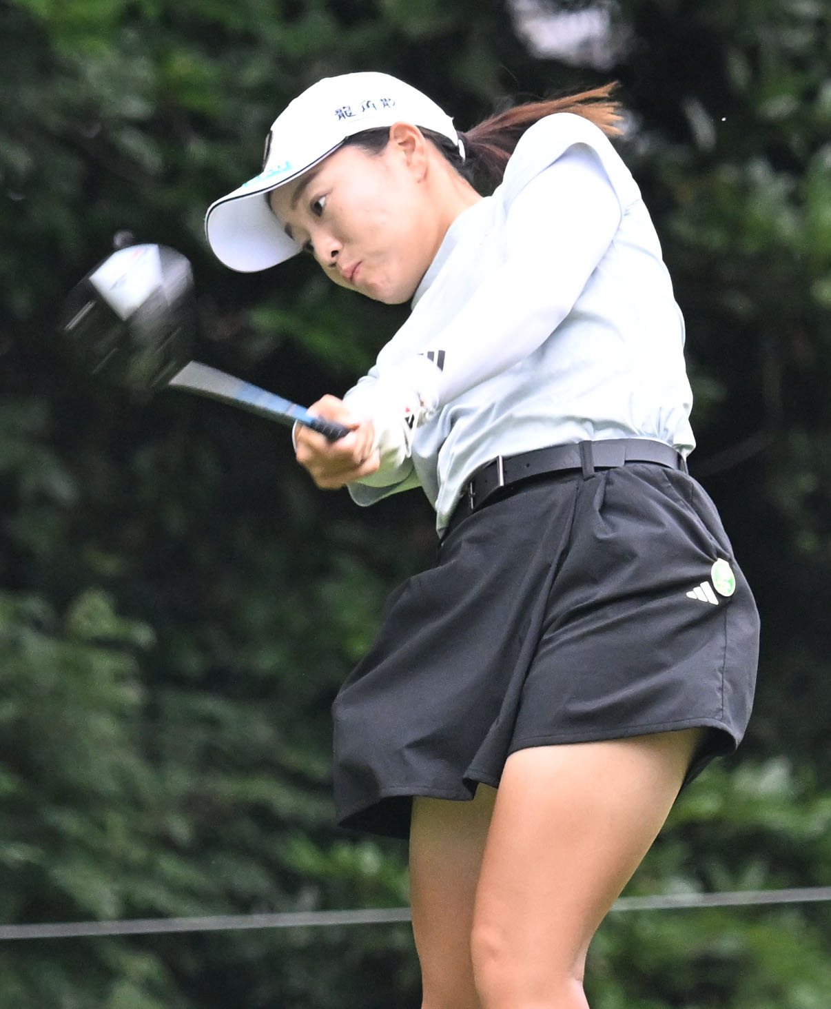 ソニー日本女子プロゴルフ選手権大会第1日、13番でティーショットを放つ佐藤心結（撮影・千葉一成）