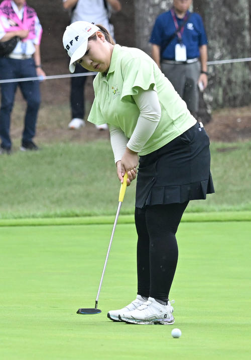 ソニー日本女子プロゴルフ選手権大会第1日、12番でバーディーパットを沈める小林光希（撮影・千葉一成）