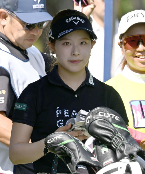 ソニー日本女子プロゴルフ選手権大会第1日、9番でティーショットに臨む吉田鈴（撮影・千葉一成）