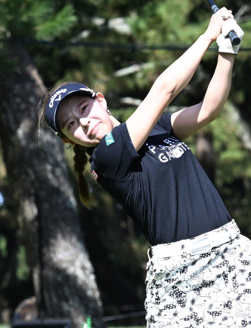 ソニー日本女子プロゴルフ選手権大会第1日、9番でティーショットを放つ吉田鈴（撮影・千葉一成）