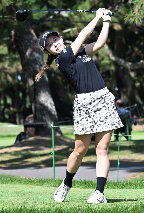 ソニー日本女子プロゴルフ選手権大会第1日、9番でティーショットを放つ吉田鈴（撮影・千葉一成）