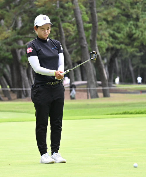 ソニー日本女子プロゴルフ選手権大会第1日、8番でグリーンを読む森井あやめ（撮影・千葉一成）