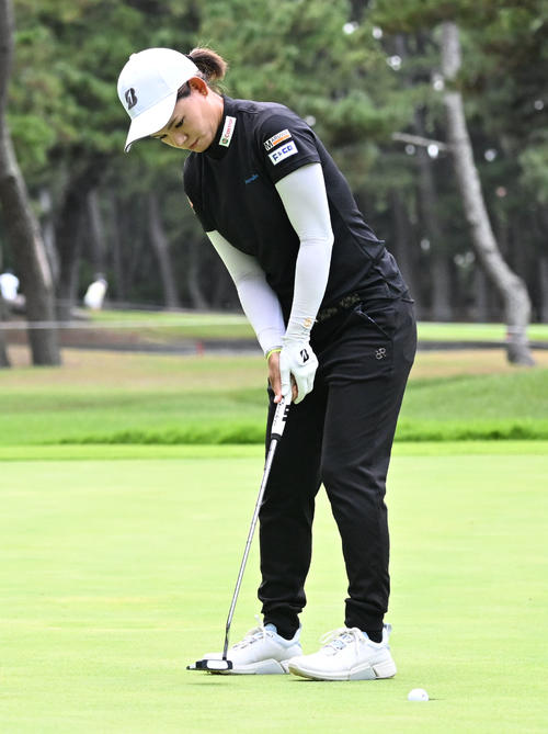 ソニー日本女子プロゴルフ選手権大会第1日、8番でバーディーパッドを沈める森井あやめ（撮影・千葉一成）