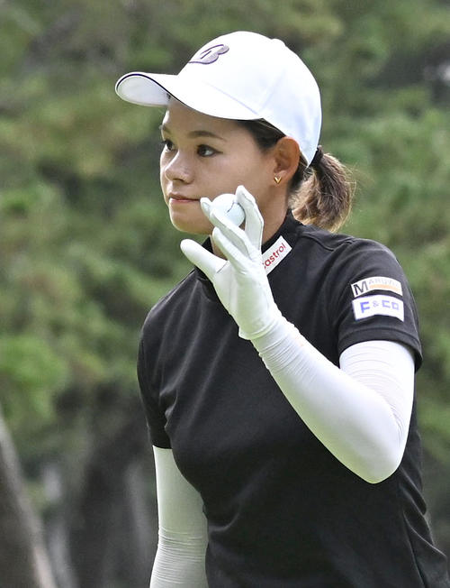ソニー日本女子プロゴルフ選手権大会第1日、8番でバーディーパッドを沈めギャラリーの歓声に応える森井あやめ（撮影・千葉一成）