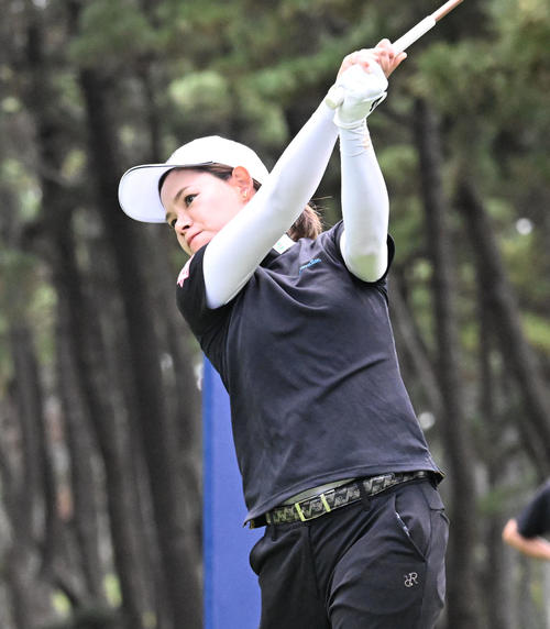 ソニー日本女子プロゴルフ選手権大会第1日、9番でティーショットを放つ森井あやめ（撮影・千葉一成）