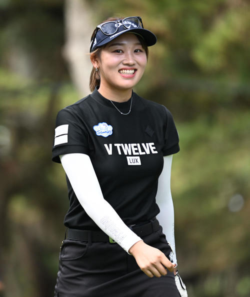 ソニー日本女子プロゴルフ選手権大会第1日、9番でティーショットを放ち移動する手束雅（撮影・千葉一成）