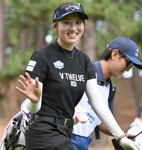 ソニー日本女子プロゴルフ選手権大会第1日、9番でティーショットを放ち移動する手束雅（撮影・千葉一成）
