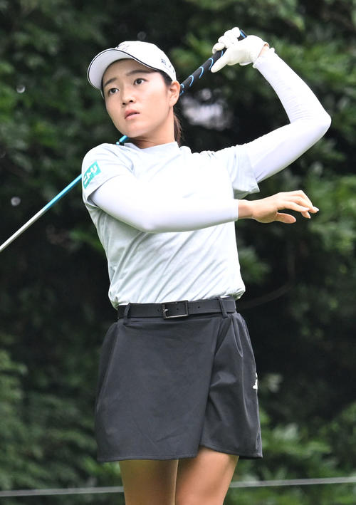 ソニー日本女子プロゴルフ選手権大会第1日、13番でティーショットを放ち打球の行方を見る佐藤心結（撮影・千葉一成）