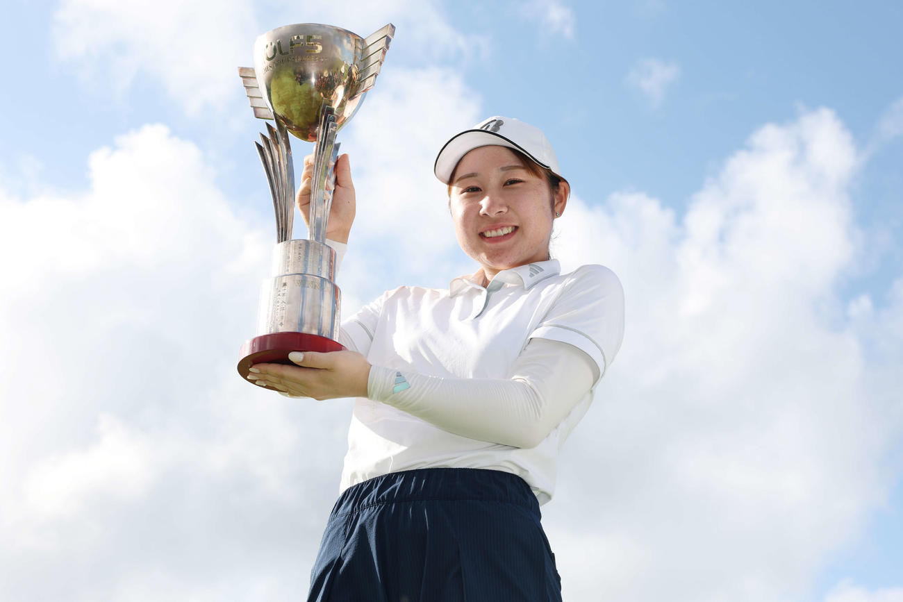 優勝トロフィーを手に笑顔の荒木優奈（撮影・宮地輝）