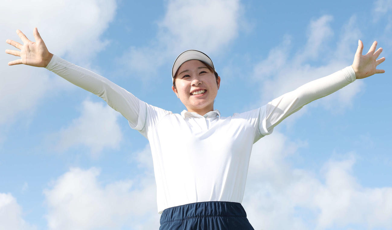 優勝しバンザイする荒木優奈（撮影・宮地輝）
