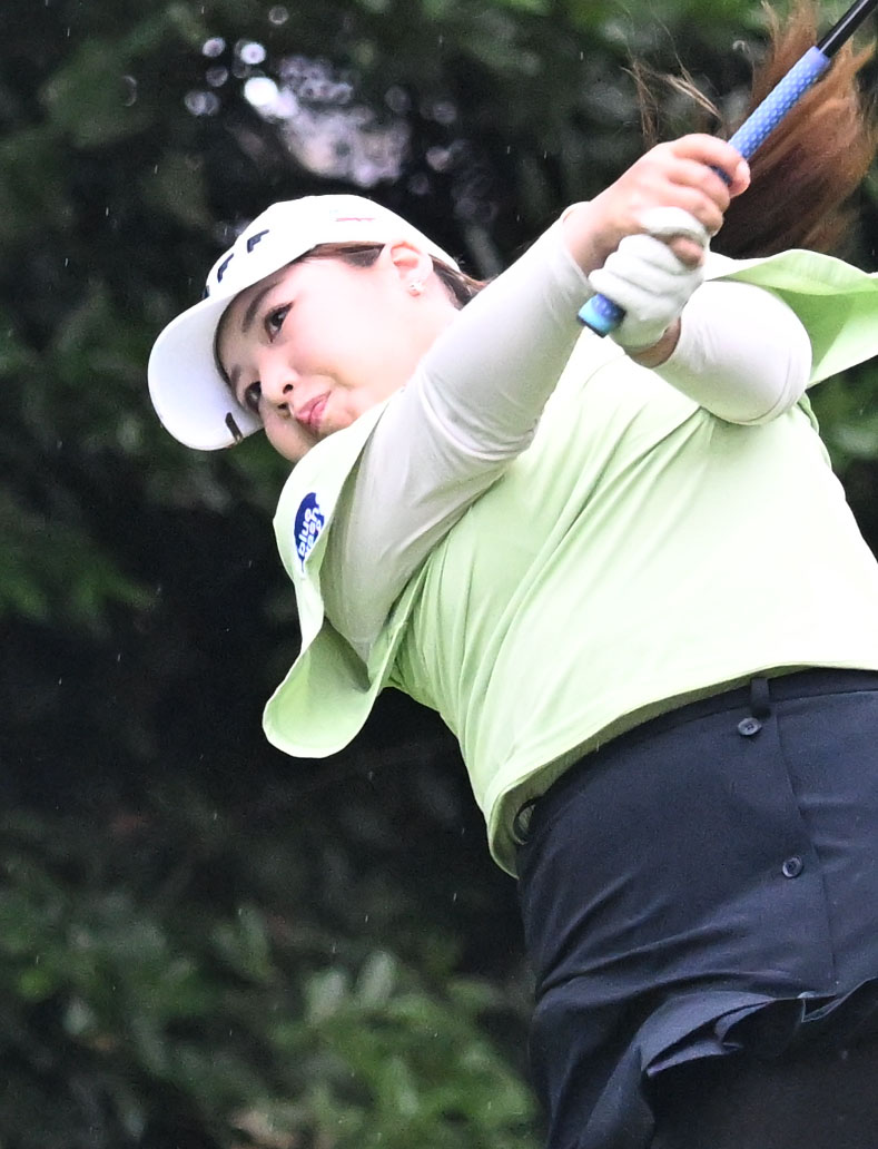 ソニー日本女子プロゴルフ選手権大会第1日、13番でティーショットを放つ小林光希（撮影・千葉一成）