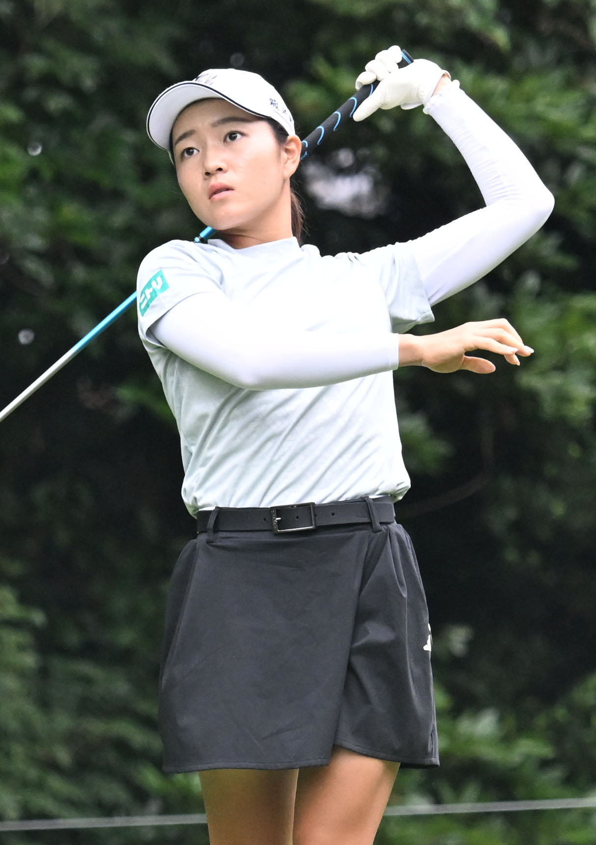 ソニー日本女子プロゴルフ選手権大会第1日、13番でティーショットを放ち打球の行方を見る佐藤心結（撮影・千葉一成）