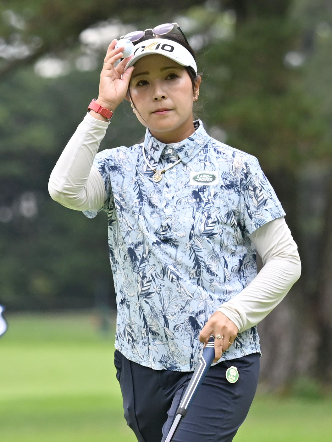 ソニー日本女子プロゴルフ選手権大会第1日、12番でパーパッドを決めギャラリーの歓声に応える青木瀬令奈（撮影・千葉一成）