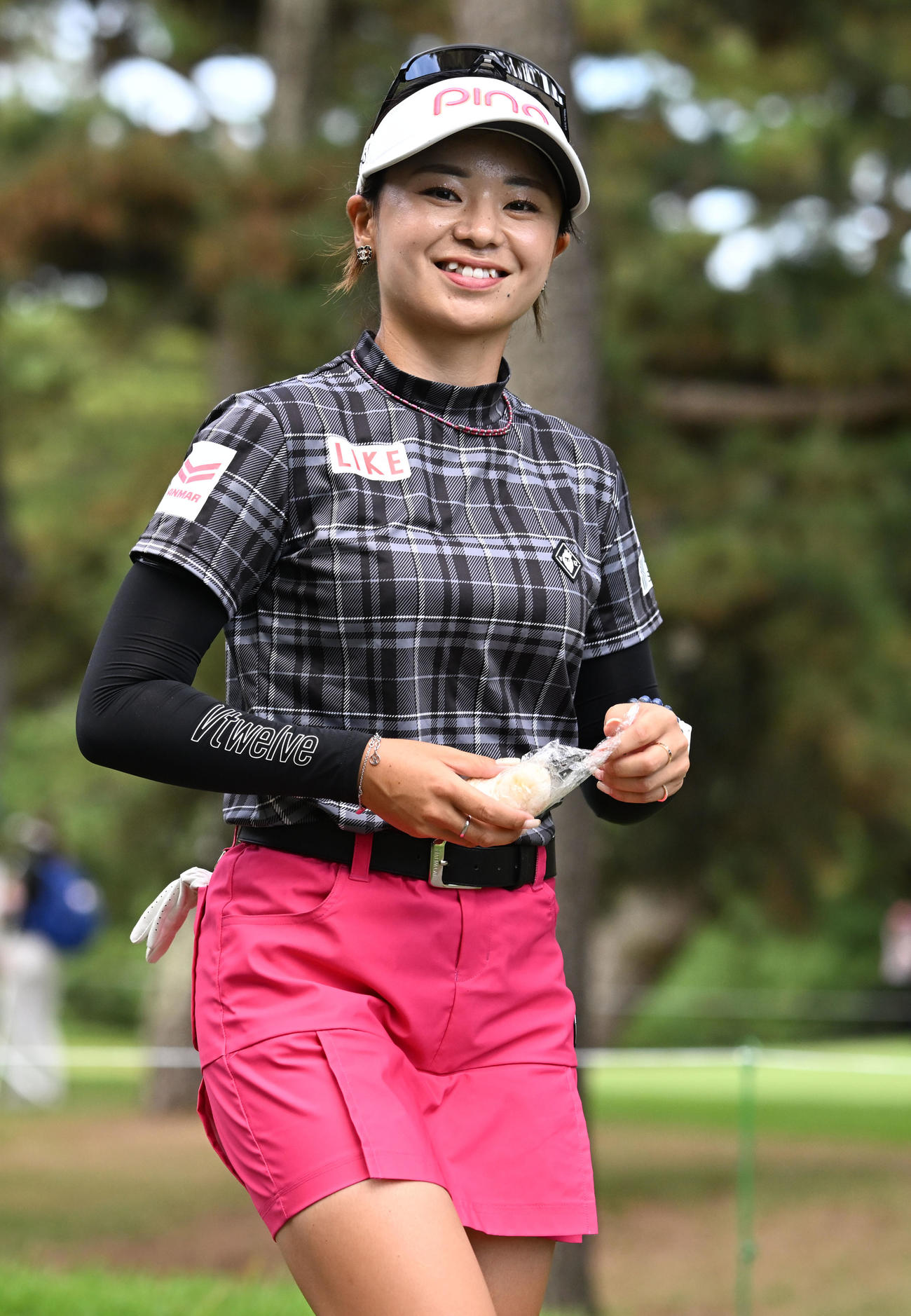 ソニー日本女子プロゴルフ選手権大会第1日、9番でティーショットを放ち笑顔を見せながら移動する藤田かれん（撮影・千葉一成）
