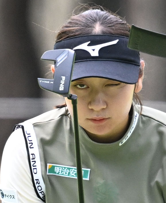 ソニー日本女子プロゴルフ選手権大会第1日、8番でラインを読む西沢歩未（撮影・千葉一成）
