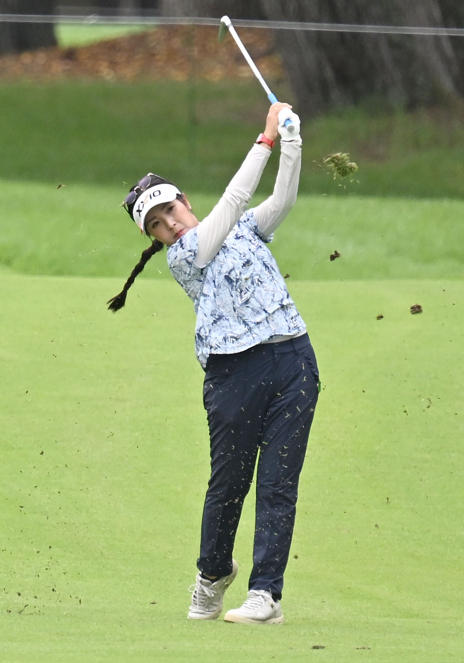 ソニー日本女子プロゴルフ選手権大会第1日、12番で芝を飛ばしながらアプローチショットを放つ青木瀬令奈（撮影・千葉一成）