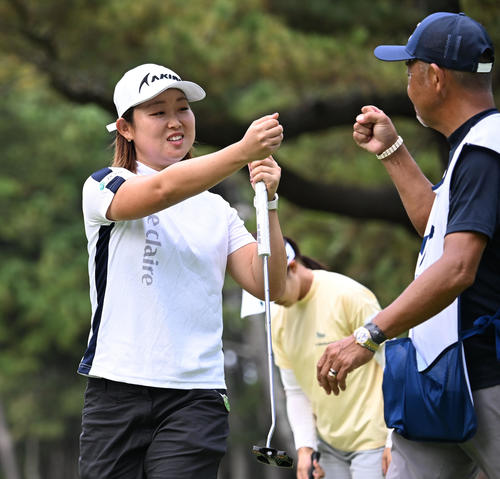 ソニー日本女子プロゴルフ選手権大会第1日、8番でバーディーを決めキャディとグータッチで喜ぶ小滝水音（撮影・千葉一成）
