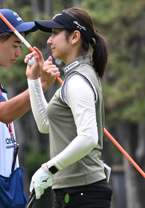 ソニー日本女子プロゴルフ選手権大会第1日、8番でギャラリーの歓声に応えながら移動する西沢歩未（撮影・千葉一成）