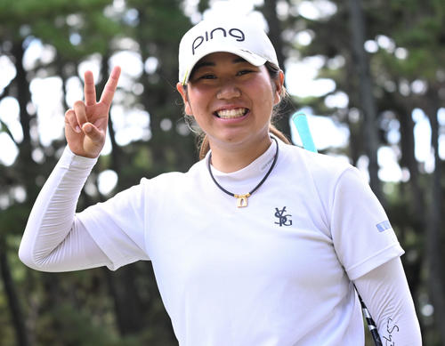 ソニー日本女子プロゴルフ選手権大会第1日、9番でティーショットを放ちVサインを見せながら移動する前田羚菜（撮影・千葉一成）