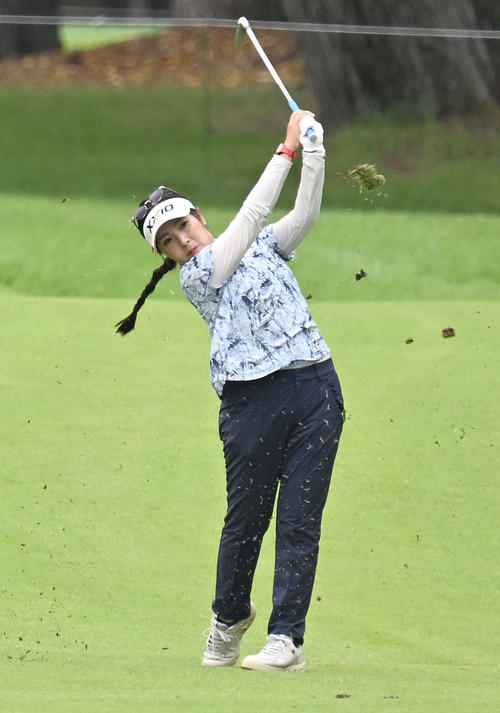 ソニー日本女子プロゴルフ選手権大会第1日、12番で芝を飛ばしながらアプローチショットを放つ青木瀬令奈（撮影・千葉一成）