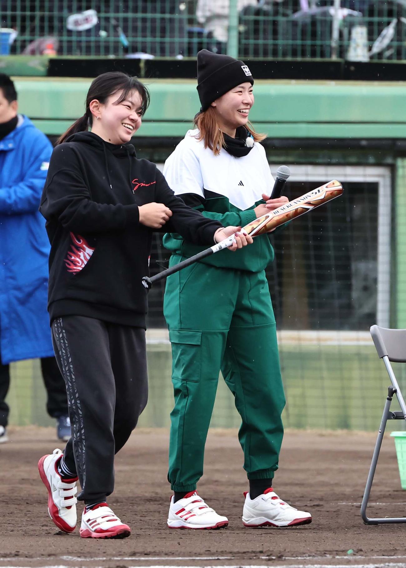 笑顔を見せる渋野日向子と妹の暉璃子（2024年撮影）