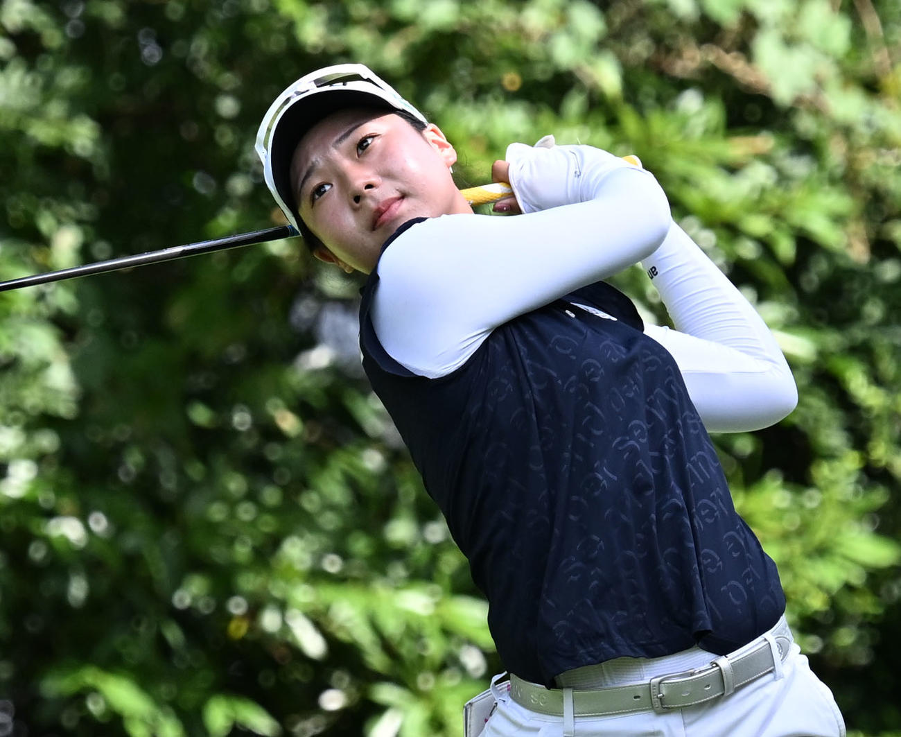 ソニー日本女子プロゴルフ選手権大会第2日、13番でティーショットを放つ菅楓華（撮影・千葉一成）