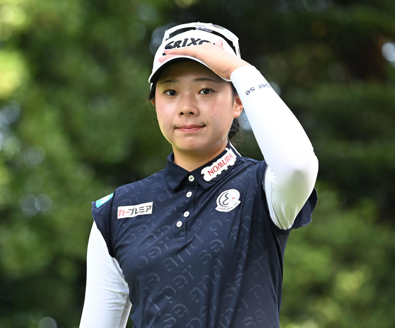 ソニー日本女子プロゴルフ選手権大会第2日、13番でティーショットを放ち移動する菅楓華（撮影・千葉一成）